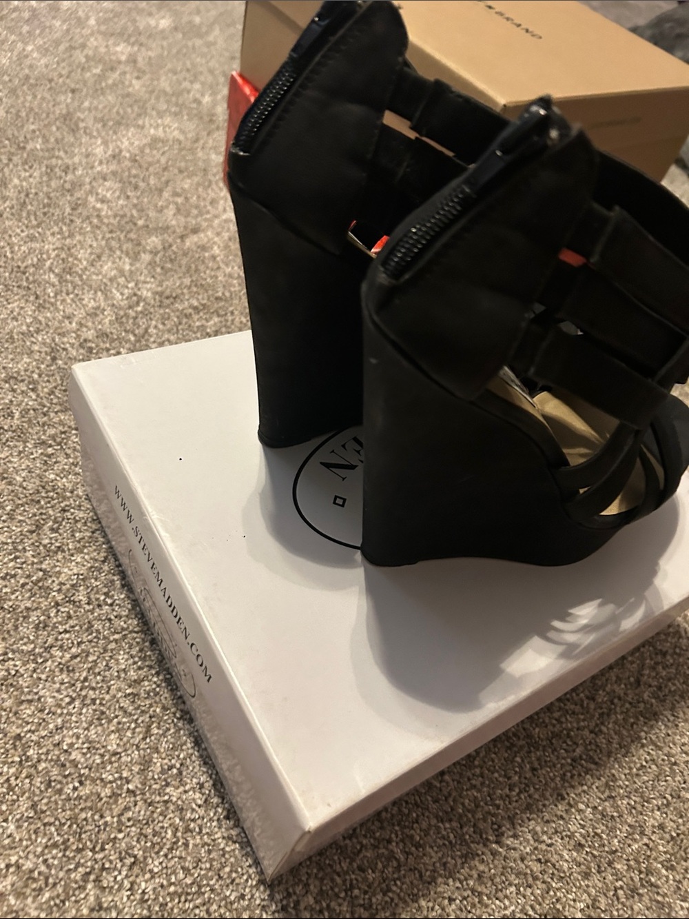 Steve Madden Black Strappy Wedge Sandals - Women's Fashion Heel - Picture 3 of 3